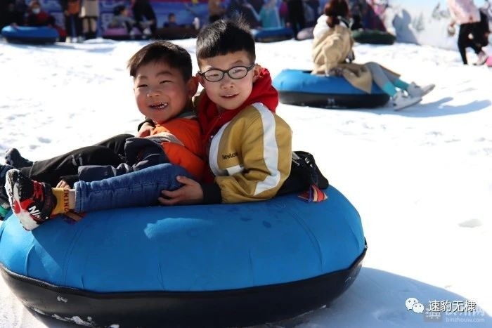 春节期间，无棣县古城滑雪场受到众多家长和小朋友的欢迎